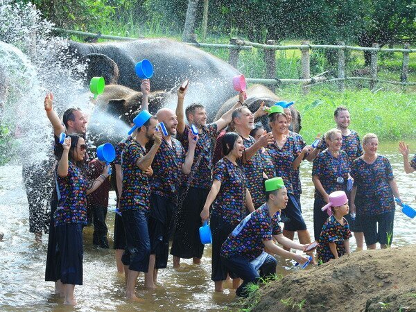 Bathe the elephant at Kanta Elephant Sanctuary