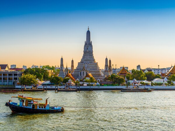 Taking a longtail boat to see the Wat Arun.