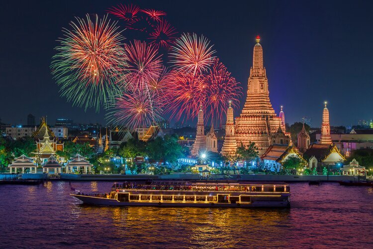 New Year fireworks over the Chao Phraya River in Bankgok