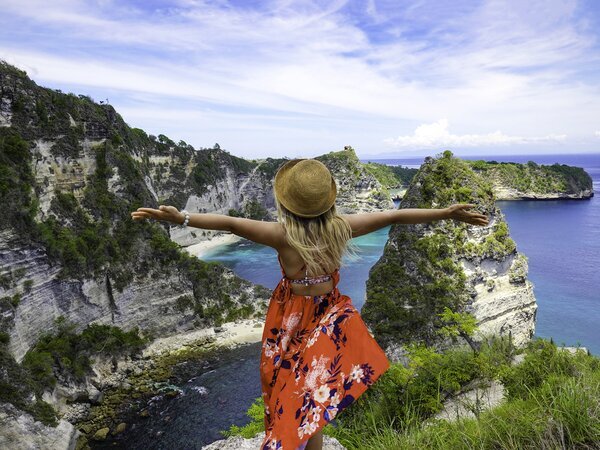 Hike to the cliff top to take amazing photos in Nusa Penida