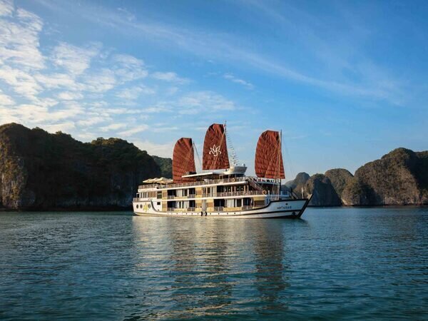 Stay overnight at Halong Bay