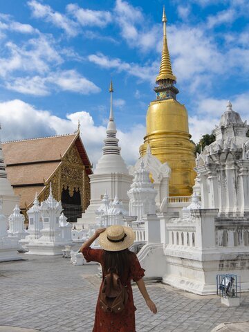 Listen to the daily monk chanting for peace at Wat Suan Dok.