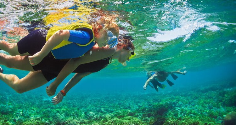 bali-family-snorkeling
