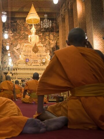 Listen to monk's chanting in Wat Pho.