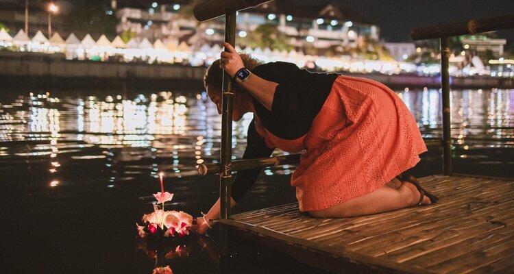 loy krathong floating lantern