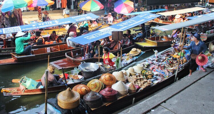 the Damnoen Saduak floating market