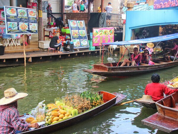 Damnoen Saduak Floating Market