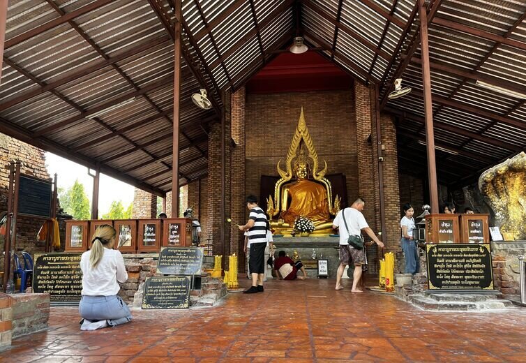 Locals are praying in the Wat Yai Chaimongkol.