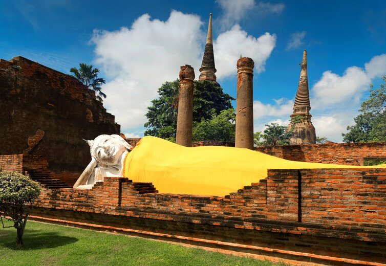 The reclining buddha in the Wat Yai Chaimongkol.