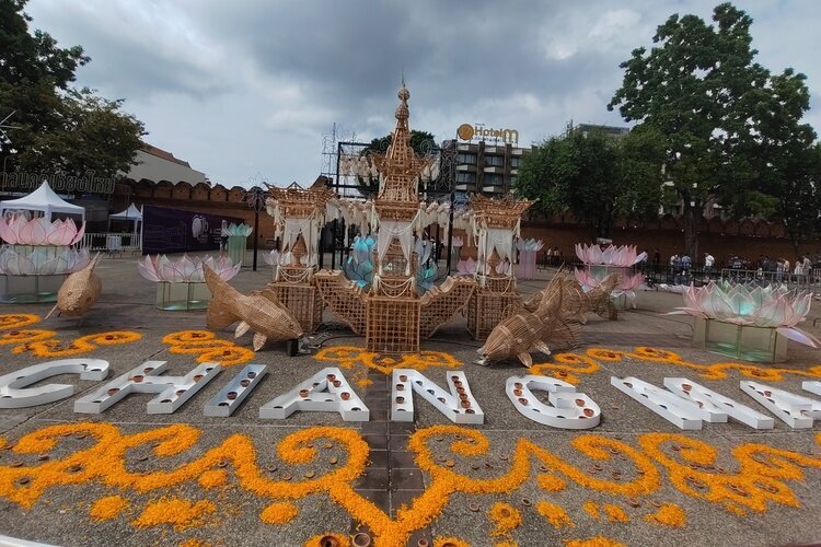 Chiang Mai Oldy City Yi Peng Loy Krathong 
