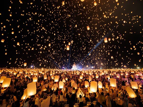 sky lanterns at Chiang Mai New Year Event