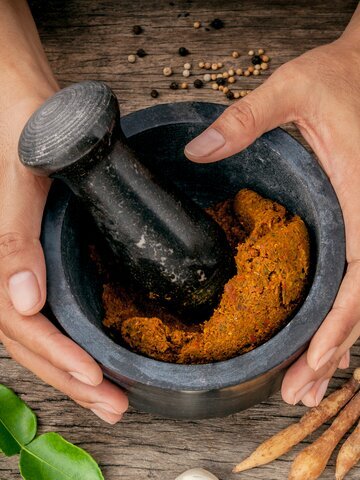 Savor royal Thai cuisine you prepare together under the guidance of a professional chef in a romantic setting.