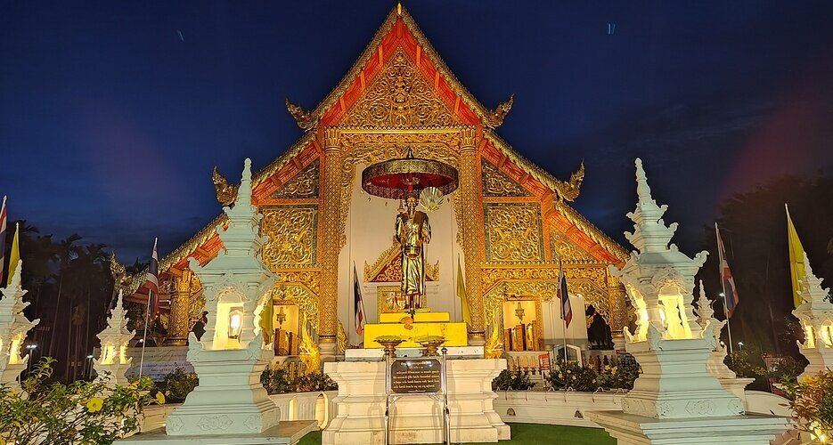 Wat Phra Singh at night