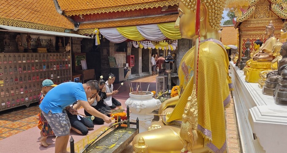 Local are praying at Wat Phra That Doi Suthep.