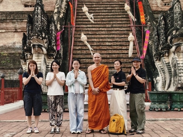 Witness monks alms-giving