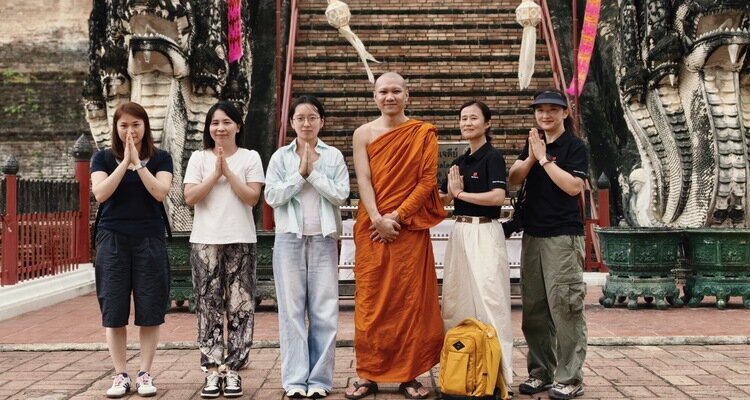 Witness monks descend for alms-giving at Doi Suthep